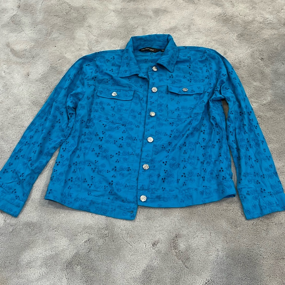 Never worn, brand new, size small, 10 buttons, floral design.